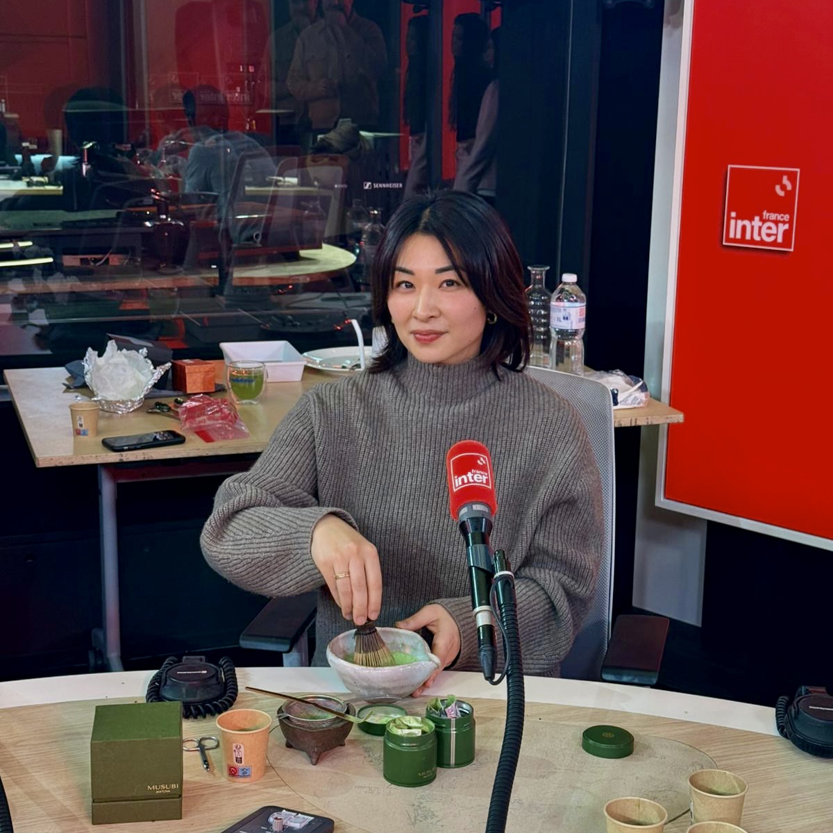 Ryoko Benoist en train de préparer un matcha biologique premium japonais lors de l’émission On va déguster sur France Inter