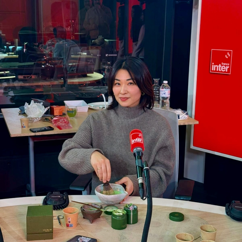 Ryoko Benoist en train de préparer un matcha biologique premium japonais lors de l’émission On va déguster sur France Inter