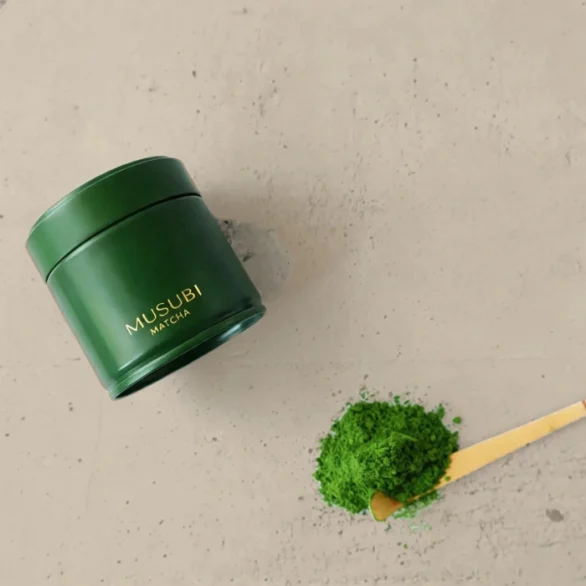 Votre recharge de Matcha Premium bio livrée chaque mois : 40 € au lieu de 45 €, livraison offerte dès le 2ème envoi, sans engagement. Partout en Europe.