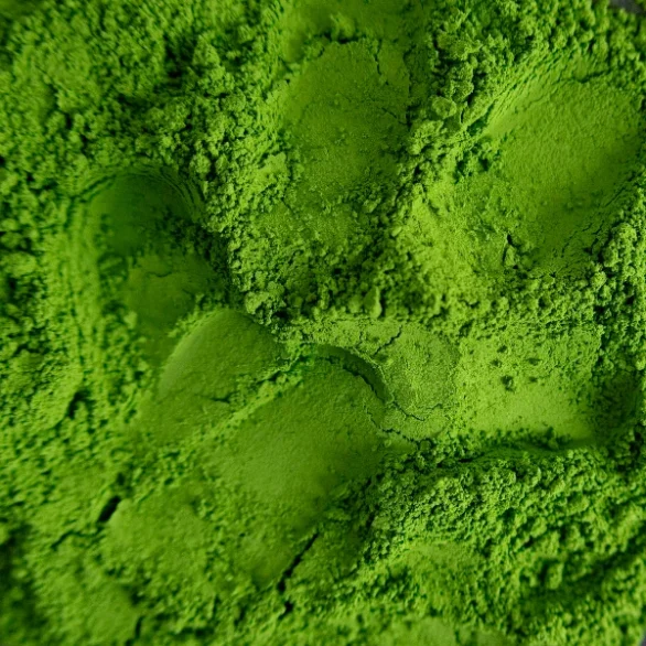 Matcha Okumidori bio de Wazuka, vieilli une année complète avant mouture sur pierre. Umami rond, douceur persistante. Édition limitée, recharge 30 g.